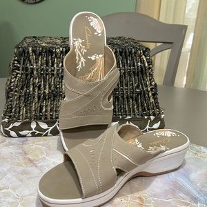 Clarks slip on sandals 🩴 Velcro closure at side. Never worn